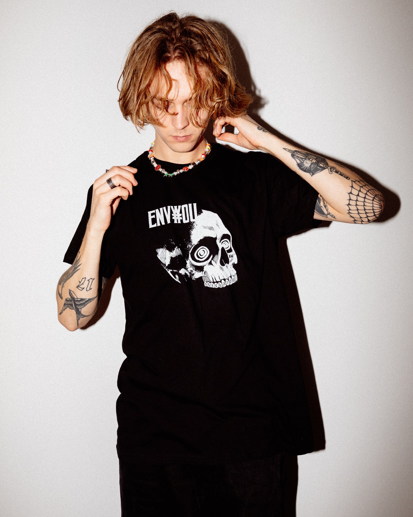 STICK AROUND SKULL TEE